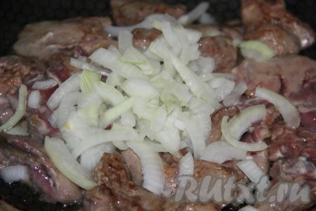 Лук очистить, нарезать полукольцами и добавить в сковороду с обжаренной печёнкой.
