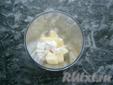 В стакан блендера поместить вначале охлаждённые кусочки дыни, всыпать 1 чайную ложку сахарной пудры и влить 0,5 чайной ложки сока лимона.
