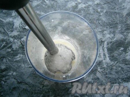 Взбить дыню погружным блендером до однородности.