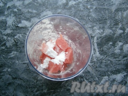 В стакан блендера выложить охлаждённую мякоть арбуза, добавить 1 чайную ложку сахарной пудры и влить 0,5 чайной ложки лимонного сока.
