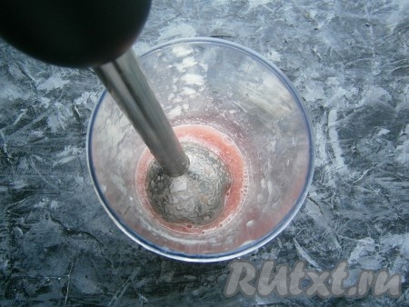 Кусочки арбуза тоже взбить погружным блендером до однородности.
