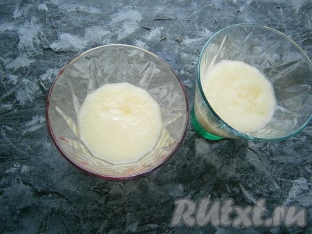 Разлить дынное пюре по стаканам.