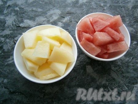 Кусочки дыни и арбуза очистить от кожуры и семечек. Для приготовления смузи и дыня, и арбуз должны быть охлаждёнными, поэтому заранее поместите их в холодильник.&nbsp;
