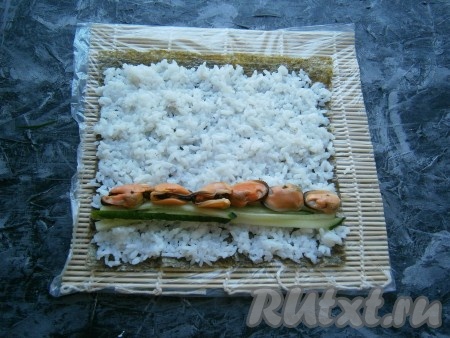 Рядом с огурцами выложить полоской в один ряд мидии.
