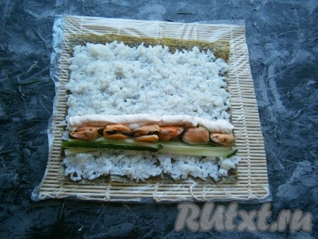 Смесь из сыра и креветочной пасты поместить в кулинарный мешок (или целлофановый пакет, обрезав уголок). Выдавить 1-2 полоски смеси возле мидий.
