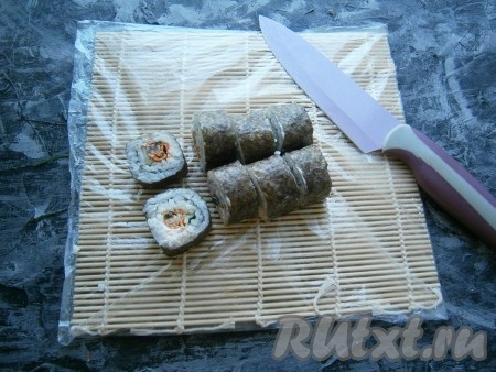 И теперь каждую из 2-х частей ролла разрезать ещё на 4 части. В итоге у вас должно получиться 8 роллов с мидиями.
