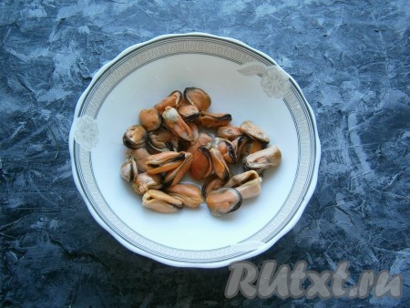 Замороженные варёные мидии нужно полностью разморозить при комнатной температуре. Размороженные варёные мидии можно не обжаривать и не отваривать, а сразу использовать для приготовления роллов.
