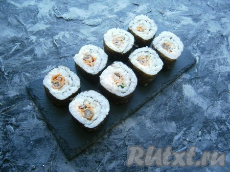 Роллы разместить на сервировочной тарелке.