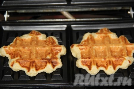 Закрыть створки вафельницы и выпекать вафли до золотистого цвета. Готовые вафли переложить на решётку. Периодически перемешивая тесто, постепенно испечь все вафли.