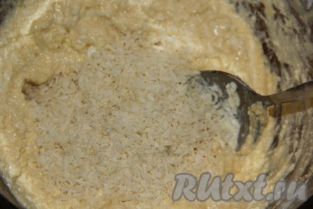 Тщательно перемешать тесто ложкой. Затем добавить кокосовую стружку. 