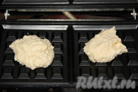 Вафельницу хорошо разогреть. Перед выпечкой первых вафель можно слегка смазать панели вафельницы растительным маслом (я не стала смазывать). Выложить по 1 столовой ложке творожно-кокосового теста.&nbsp;