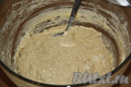 Творожное тесто хорошо перемешать, оно должно быть в меру густым.