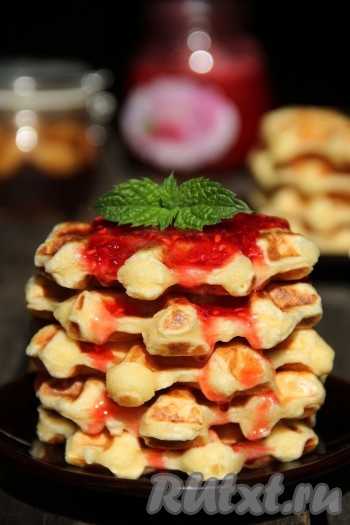 Вкусные, нежные, ароматные творожные вафли, приготовленные с кокосовой стружкой, подать к чаю. Я при подаче полила вафельки вареньем. Такая выпечка украсит семейное чаепитие и несомненно понравится всей семье!