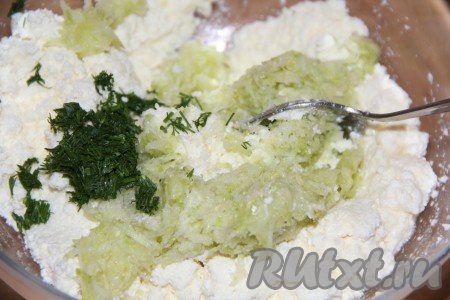 Укроп вымыть, мелко нарезать и добавить к кабачкам и творогу.
