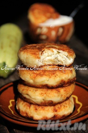 Пышные, полезные и очень нежные сырники, приготовленные из творога с добавлением кабачка, подать к столу со сметаной. Такие воздушные сырнички несомненно придутся по вкусу многим!