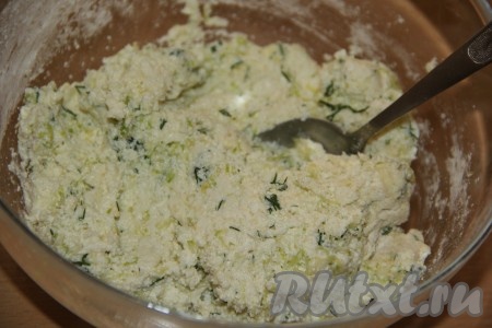 Не забивайте массу мукой, пусть она останется немного липкой.
