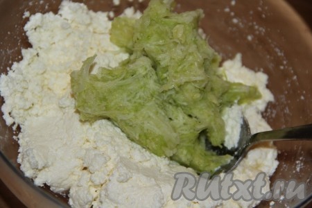 Затем добавить мякоть кабачка.

