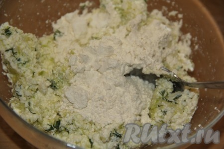 Перемешать творожно-кабачковую массу и всыпать муку, перемешать.
