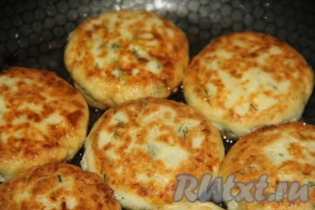 Жарить сырники с кабачком с двух сторон на среднем огне до золотистой корочки.
