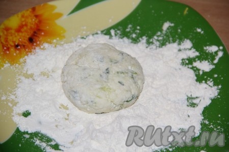 Сформировать сырники. У меня получилось 8 творожно-кабачковых сырников по 55 грамм. Обвалять сырники со всех сторон в муке.
