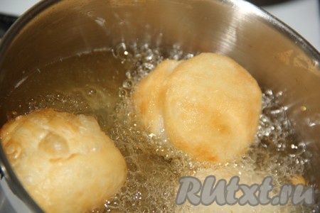 Пончики жарятся очень быстро на среднем огне, через минуту они будут "раскрываться".
