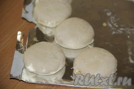 С помощью тонкого стакана вырезать кружочки.