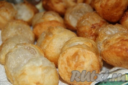 Красивые, воздушные и очень вкусные пончики, приготовленные из слоёного дрожжевого теста, подать к чаю. Перед подачей не забудьте присыпать их сахарной пудрой.
