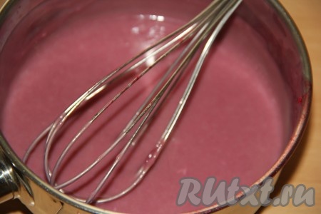 Варить курд на медленном огне, постоянно помешивая. После закипания малиновый заварной крем&nbsp; постепенно начнёт густеть. Как только он "запыхтит", снять его с огня. У меня ушло до загустения, примерно, 5-7 минут с момента закипания.