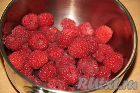 Если готовите курд с замороженной малиной, тогда разморозьте её. Если готовите со свежей малиной, тогда её нужно перебрать. Если малина червивая, тогда её нужно залить холодной водой с щепоткой соли, все червячки всплывут на поверхность воды, затем воду слить.&nbsp;