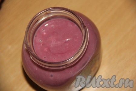 Переложить курд из малины в баночку, дать немного остыть, а затем закрыть крышкой и убрать в холодильник до полного остывания. У меня получилась баночка объёмом 250 миллилитров.