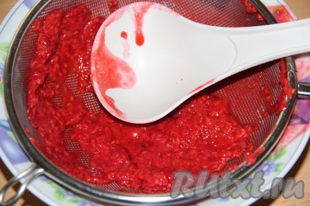 Снять сотейник с огня и откинуть малину на дуршлаг. Перетереть малину через сито, нам нужны только сок и мякоть. Дать ягодному соку остыть.
