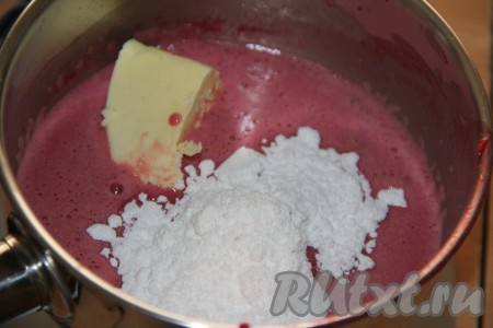 Добавить масло и сахарную пудру, поставить сотейник на огонь.