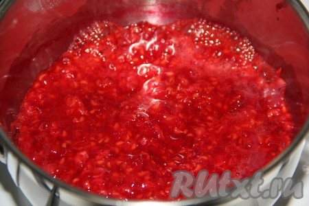 Поставить на средний огонь и довести до кипения.&nbsp;
