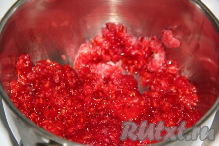 Поместить свежую (или размороженную) малину в сотейник и размять толкушкой (или ложкой).