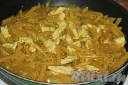 Влить горячую воду, перемешать. Макароны должны быть покрыты жидкостью.
