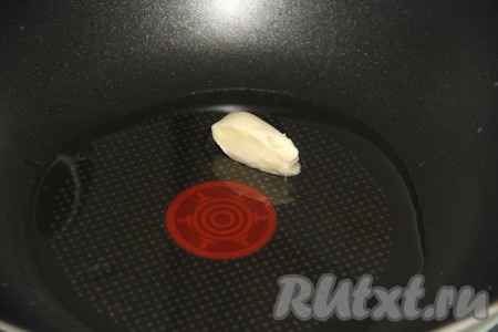 В сковороду с высокими бортиками влить растительное масло, добавить сливочное масло.
