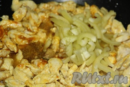 Добавить в сковороду перец и соевый соус, перемешать и обжарить на среднем огне в течение 5 минут, иногда перемешивая.
