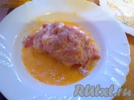 Теперь обваливаем наш рулетик по очереди в муке, яйце и панировочных сухарях.