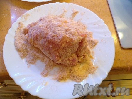 Теперь обваливаем наш рулетик по очереди в муке, яйце и панировочных сухарях.