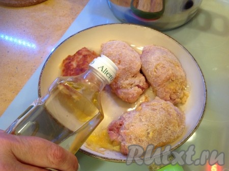 При необходимости добавляем ещё немного масла.
