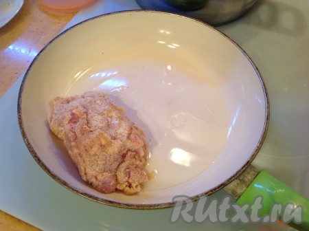 Выкладываем подготовленный кусочек на разогретую сковороду с растительным маслом.
