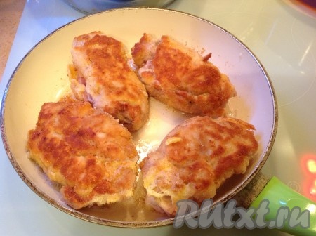 Обжариваем наши кусочки кордон-блю с другой стороны на среднем огне.