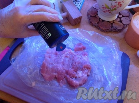 Солим и перчим отбитые кусочки куриного мяса.