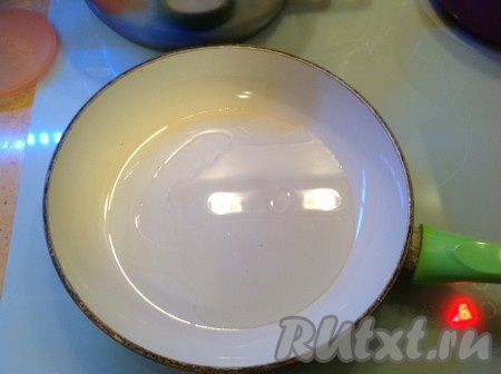 Ставим сковородку на огонь и наливаем немного растительного масла.