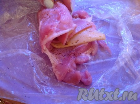 Аккуратно сворачиваем рулетом наш кусочек.