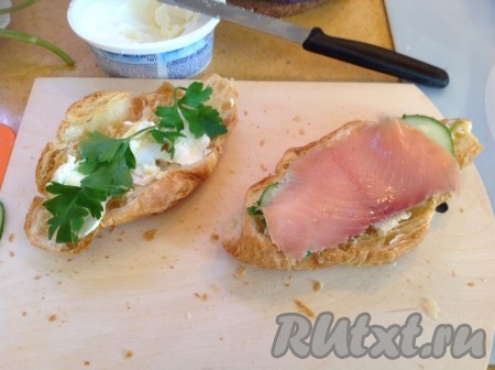 Положить кусок сёмги на одну половинку круассана.