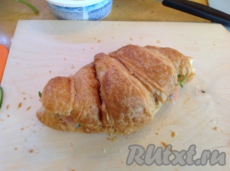 Сложить половинки круассана вместе.