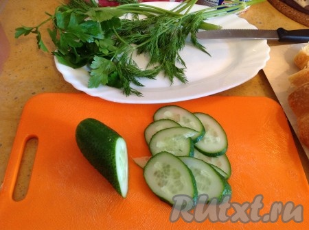 Подготовить зелень и нарезать огурец тонкими колечками.
