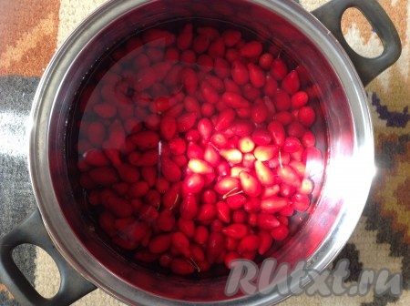 Кизил замочить на 2 часа в холодной воде, чтобы ягоды не сморщились во время варки. По истечении времени откинуть кизил на дуршлаг и дать стечь воде, в которой он был замочен.
