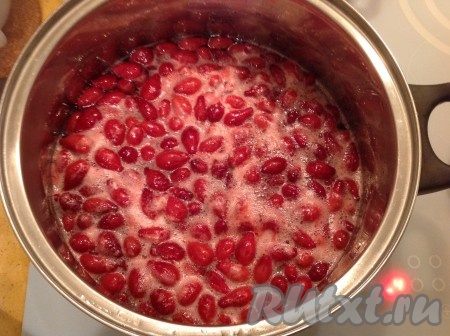 После того как варенье полностью остынет, поставить кастрюлю на небольшой на огонь и довести варенье до кипения. Снять пену.